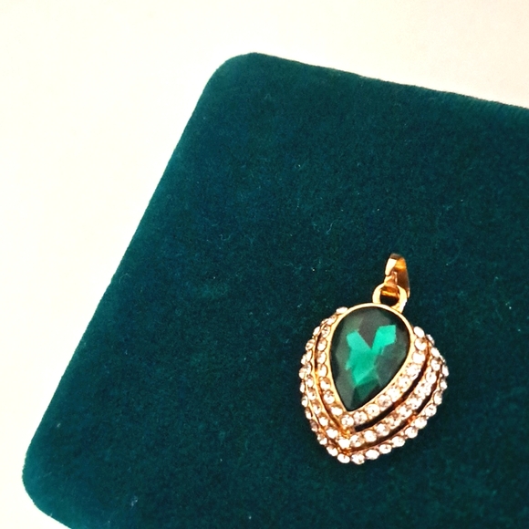 Emerald Green Tear Drop Pear Shaped Gold Plated Heart Pendant - Picture 3 of 6